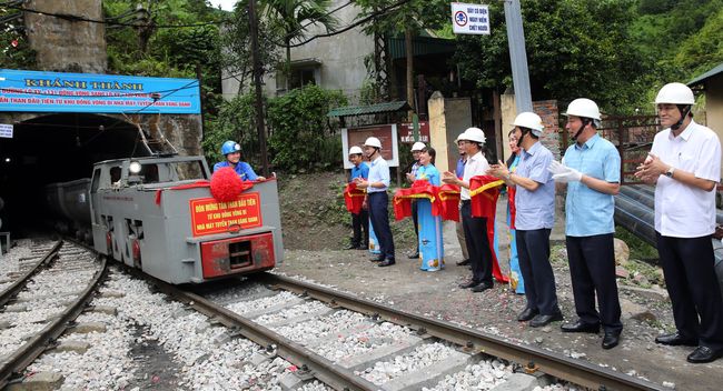 Đón tấn than đầu tiên từ đường lò liên thông Uông Bí - Vàng Danh - Ảnh 3.