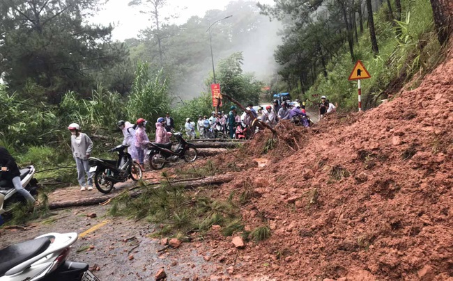 Mưa lớn gây sạt lở taluy, chính quyền yêu cầu chủ khách sạn di dời khẩn cấp 30 du khách - Ảnh 1.