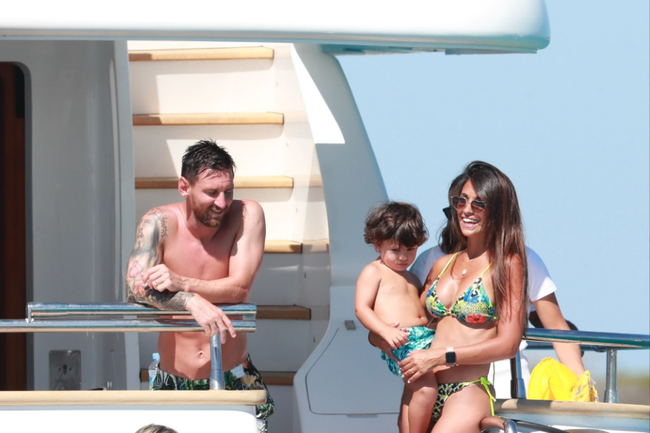 Vợ Messi và Suarez khoe dáng quyến rũ trên du thuyền - Ảnh 4.