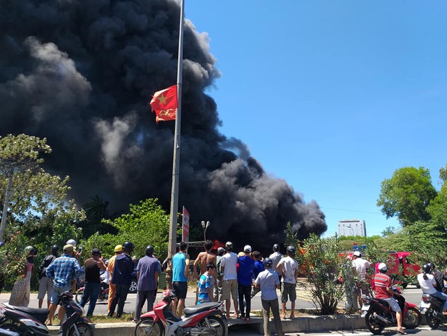 Quảng Nam: Đang cháy cực lớn tại cơ sở lốp ô tô - Ảnh 3.