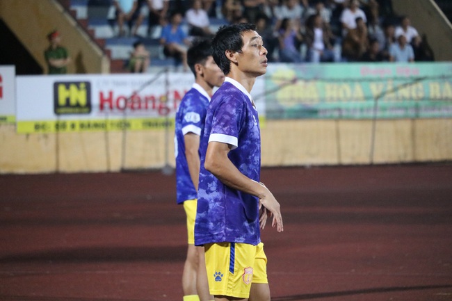 Phùng Văn Nhiên 38 tuổi tái xuất V.League: Kinh ngạc “Người không phổi” - Ảnh 1.