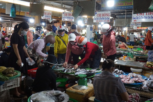 Dịch Covid-19 tại Đà Nẵng: Hàng hóa dồi dào, giá cả ổn định người dân yên tâm mua sắm - Ảnh 7.