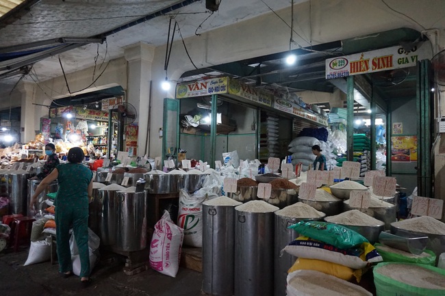 Dịch Covid-19 tại Đà Nẵng: Hàng hóa dồi dào, giá cả ổn định người dân yên tâm mua sắm - Ảnh 6.