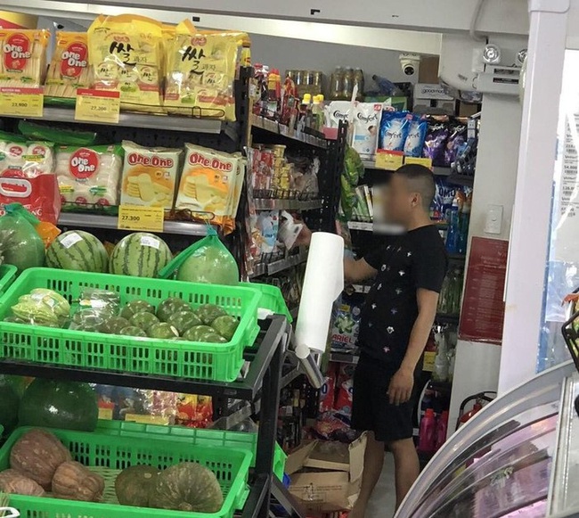 Đà Nẵng tìm ra gã đàn ông bôi nước miếng trong siêu thị - Ảnh 1.