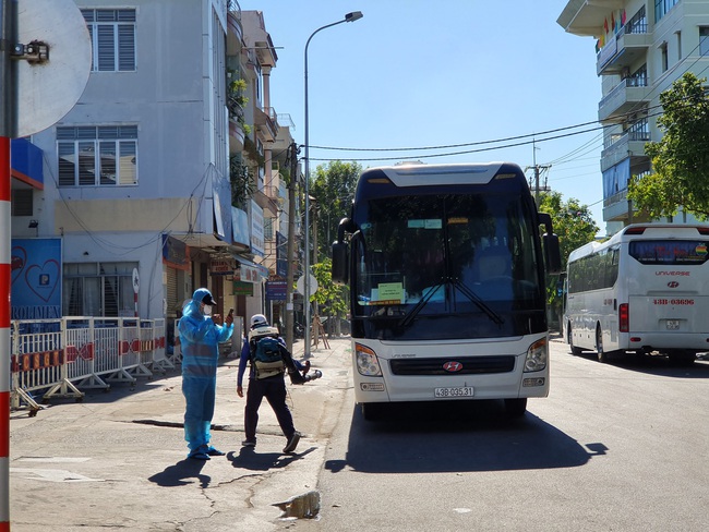 Bệnh viện quá tải, Đà Nẵng đưa hàng trăm người đến khu cách ly mới - Ảnh 2.