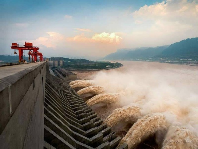 Sông Dương Tử đón đỉnh lũ đầu tiên, đập Tam Hiệp chịu được lũ lớn cỡ nào? - Ảnh 1.