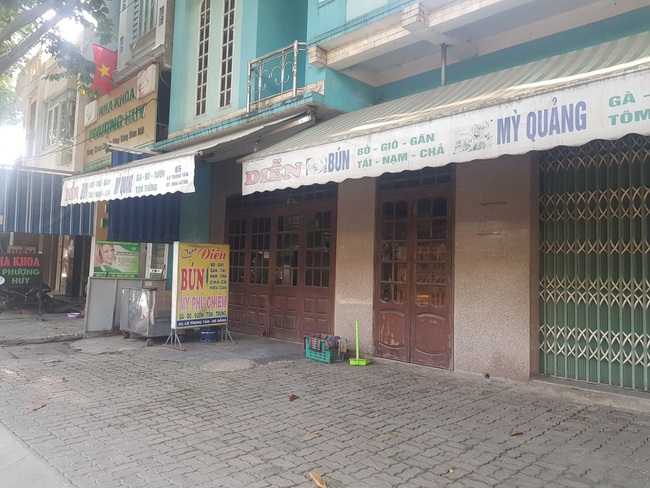 Đà Nẵng: Trước giờ cấm kinh doanh ăn uống, nhiều cửa hàng, hàng quán sớm đóng cửa - Ảnh 1.