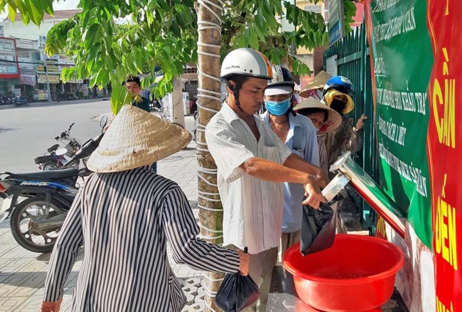 Long An: Lắp thêm 9 &quot;ATM gạo” trước diễn biến dịch Covid-19 ngày càng phức tạp - Ảnh 1.