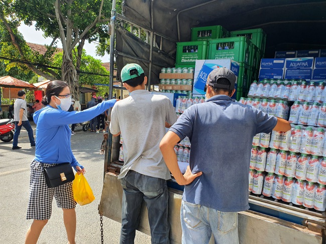 Xúc động cảnh hàng hóa &quot;nối đuôi nhau&quot; vào tiền tuyến chống dịch tại Đà Nẵng - Ảnh 7.