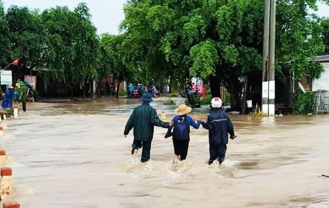 Đắk Lắk: Nhà ngập, xe trôi, nhiều thôn cô lập sau trận mưa lớn - Ảnh 1.