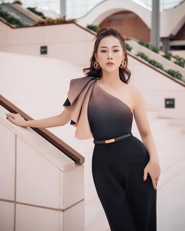 Hoa hậu Lương Thùy Linh trở thành tư vấn viên, Trần Tiểu Vy “điên đảo” chụp hình - Ảnh 8.