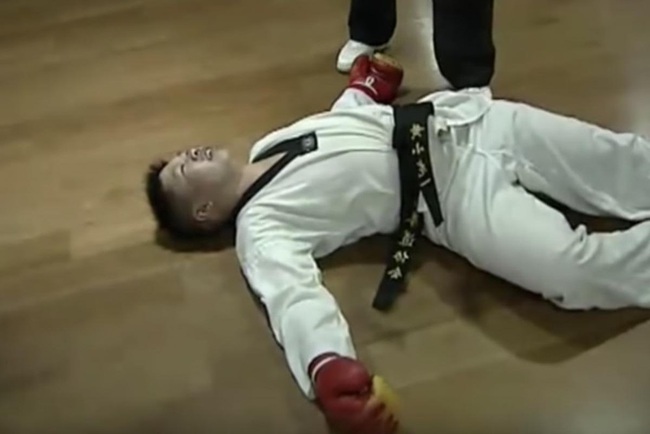 Chỉ 7 giây, võ sĩ Muay Thái đấm gục VĐV taekwondo Trung Quốc  - Ảnh 1.