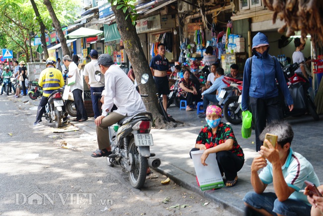 Dân phố cổ sống giữa Thủ đô khốn khổ vì cảnh nhếch nhác, lộn xộn - Ảnh 5.