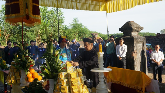 Chủ tịch TT-Huế mặc áo dài khăn đóng dâng hương tri ân ông tổ áo dài Việt Nam  - Ảnh 2.