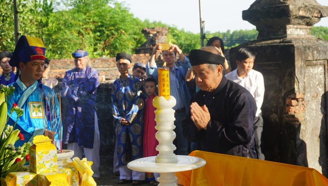 Chủ tịch TT-Huế mặc áo dài khăn đóng dâng hương tri ân ông tổ áo dài Việt Nam  - Ảnh 3.