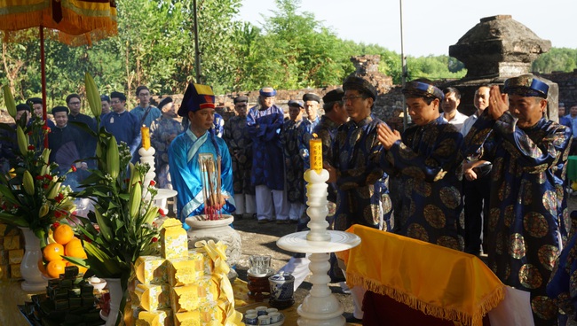 Chủ tịch TT-Huế mặc áo dài khăn đóng dâng hương tri ân ông tổ áo dài Việt Nam  - Ảnh 4.