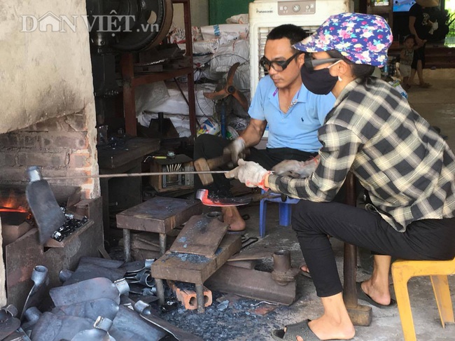 Thanh Hóa: Nắng nóng 40 độ C, làng rèn Tiến Lộc vẫn đỏ lửa - Ảnh 1.