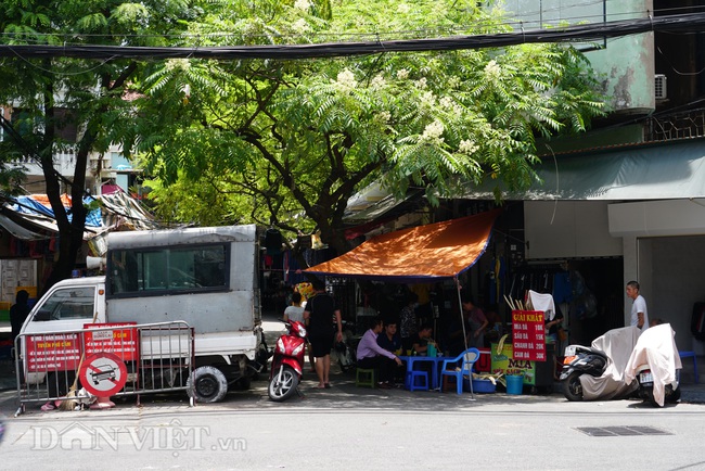 Dân phố cổ sống giữa Thủ đô khốn khổ vì cảnh nhếch nhác, lộn xộn - Ảnh 10.