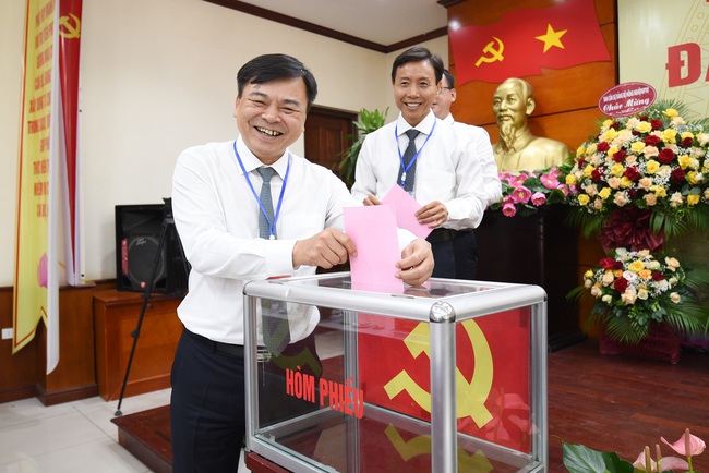 Ông Nguyễn Hoàng Hiệp tái cử chức Bí thư Đảng ủy Bộ NNPTNT - Ảnh 1.