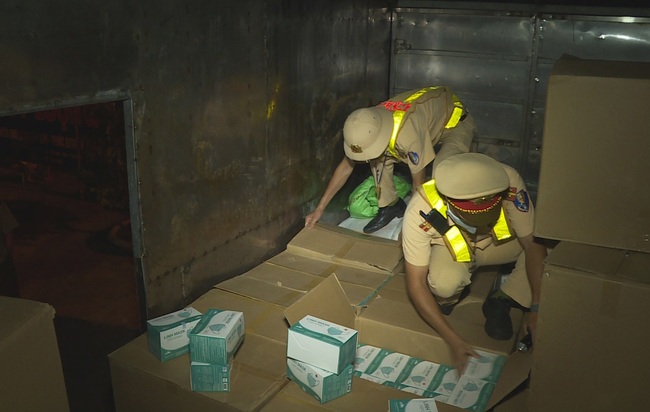 Đắk Lắk: CSGT phát hiện hàng chục ngàn khẩu trang y tế không nguồn gốc - Ảnh 2.