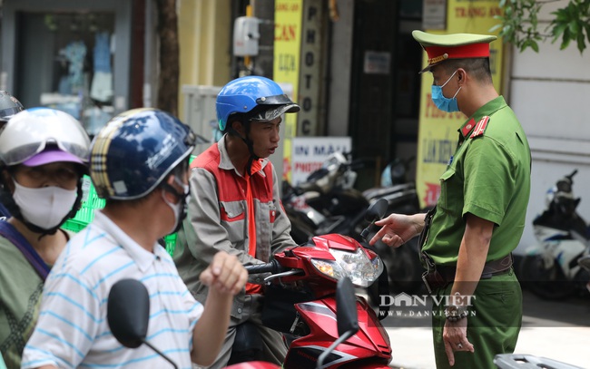 Công an đi nhắc nhở đeo khẩu trang, nhiều người vẫn thờ ơ - Ảnh 3.