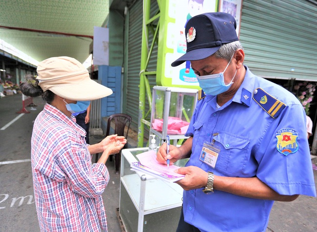 Ảnh: Ngày đầu người dân Đà Nẵng thực hiện đi chợ bằng phiếu ngày chẵn lẻ - Ảnh 1.