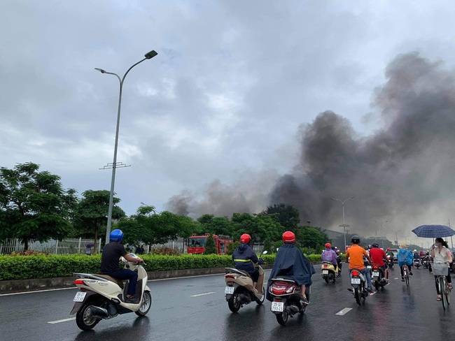 Giám đốc Công an tỉnh Bắc Ninh thông tin nhanh vụ cháy lớn tại khu công nghiệp Yên Phong - Ảnh 2.