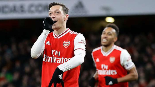 Ozil sẽ không rời Arsenal vào hè này.