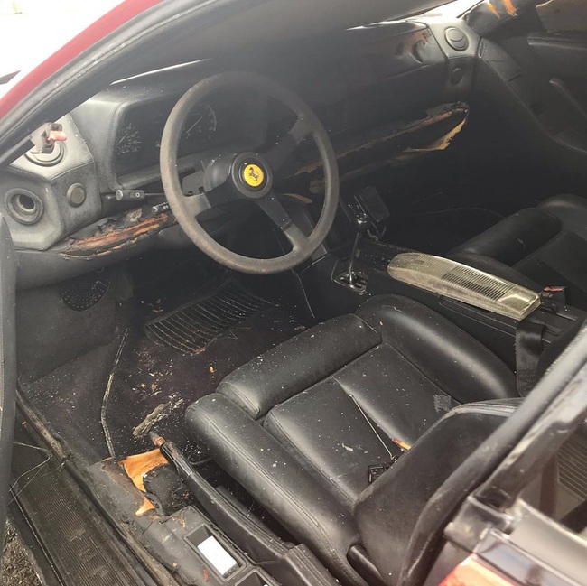 Siêu xe Ferrari bị chủ nhân bỏ rơi, nằm dầm sương dãi nắng suốt 17 năm - Ảnh 4.