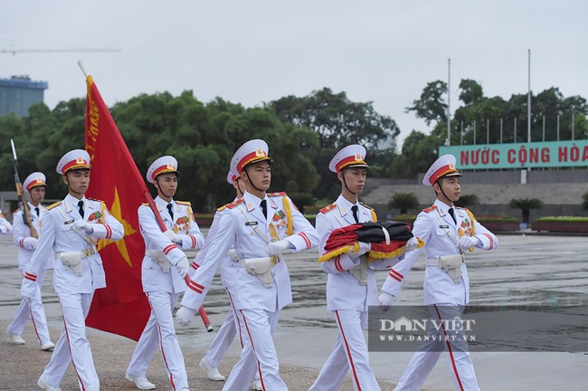 Toàn cảnh Lễ treo cờ rủ Quốc tang nguyên Tổng Bí thư Lê Khả Phiêu - Ảnh 2.