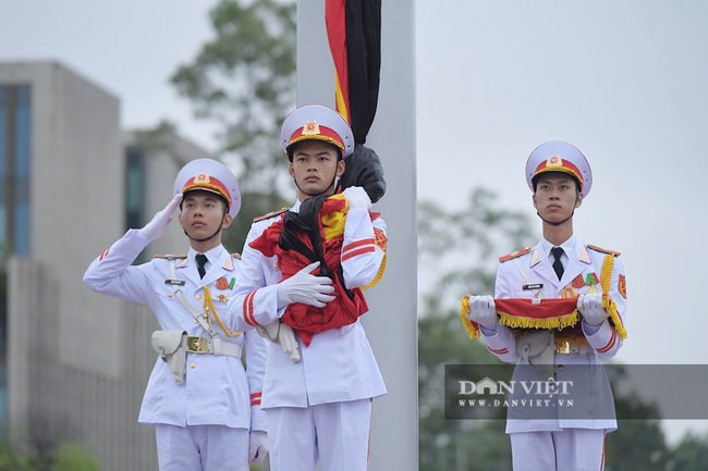 Toàn cảnh Lễ treo cờ rủ Quốc tang nguyên Tổng Bí thư Lê Khả Phiêu - Ảnh 3.