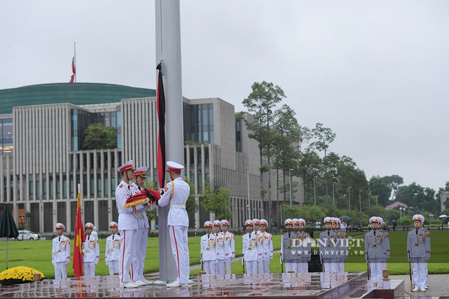 Toàn cảnh Lễ treo cờ rủ Quốc tang nguyên Tổng Bí thư Lê Khả Phiêu - Ảnh 4.