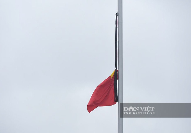 Toàn cảnh Lễ treo cờ rủ Quốc tang nguyên Tổng Bí thư Lê Khả Phiêu - Ảnh 6.