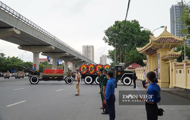 Linh xa đưa linh cữu nguyên Tổng bí thư Lê Khả Phiêu trên đường phố Hà Nội - Ảnh 11.