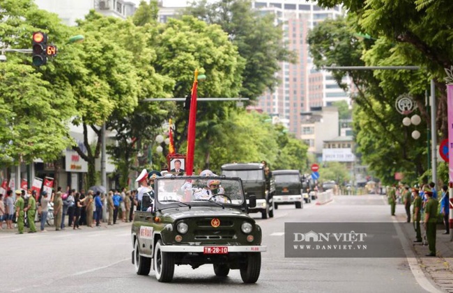 Linh xa đưa linh cữu nguyên Tổng bí thư Lê Khả Phiêu trên đường phố Hà Nội - Ảnh 3.