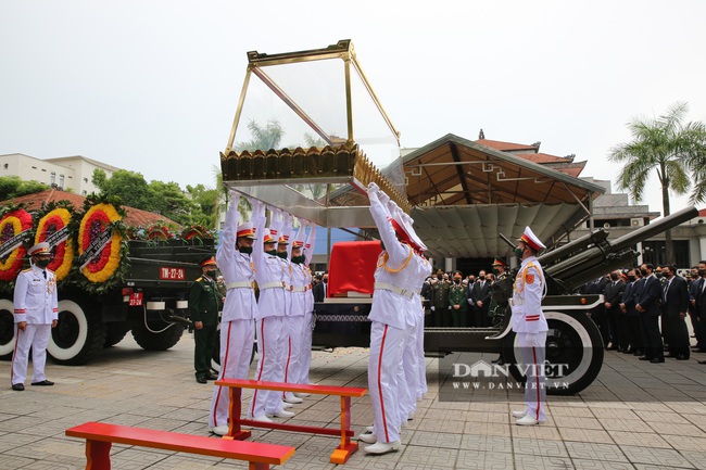 Lãnh đạo Đảng, Nhà nước dự lễ truy điệu và tiễn đưa nguyên Tổng Bí thư Lê Khả Phiêu - Ảnh 6.