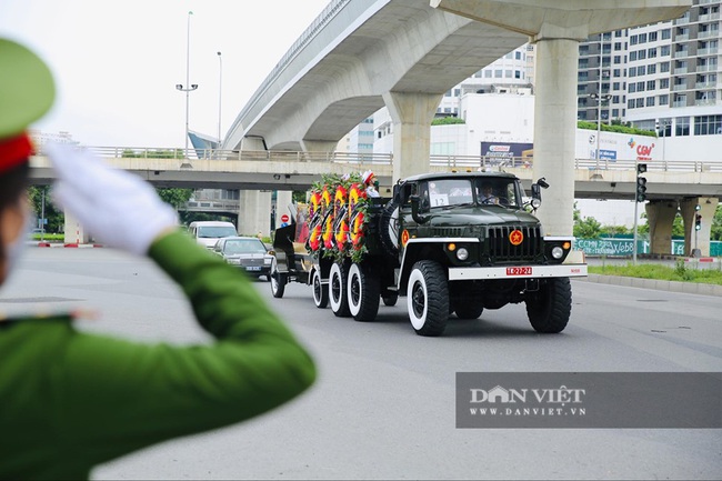 Linh xa đưa linh cữu nguyên Tổng bí thư Lê Khả Phiêu trên đường phố Hà Nội - Ảnh 8.