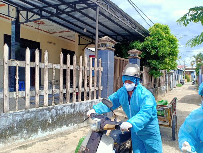 Cựu binh sắm vai &quot;người vận chuyển&quot; vào điểm nóng Covid-19 - Ảnh 1.