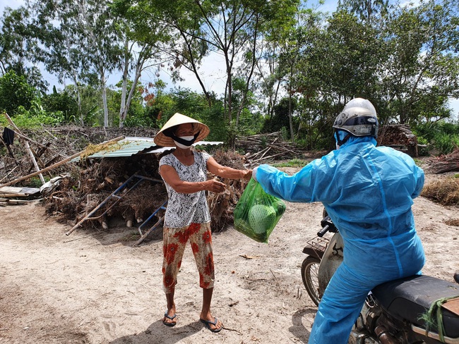 Cựu binh sắm vai &quot;người vận chuyển&quot; vào điểm nóng Covid-19 - Ảnh 2.