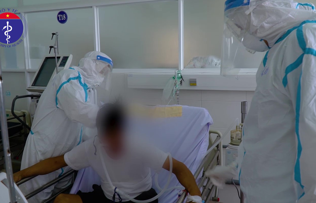 Video: Cận cảnh chạy thận nhân tạo cho bệnh nhân Covid-19 - Ảnh 5.