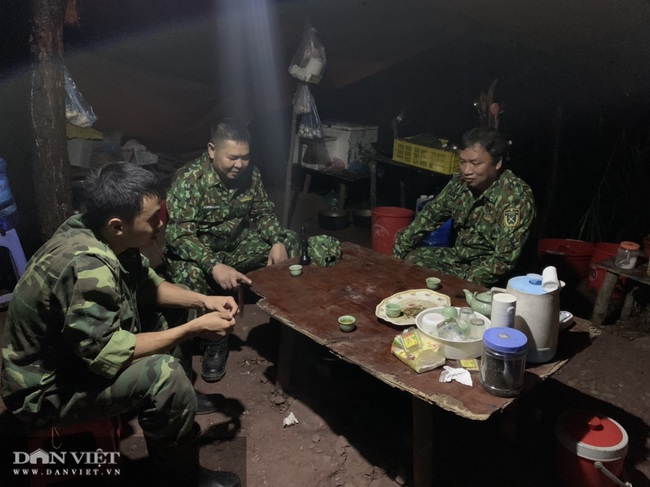 Lạng Sơn: Biên phòng &quot;hứng mưa, đội nắng&quot; ngăn chặn người XNC trên biên giới - Ảnh 5.