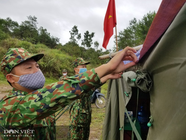 Lạng Sơn: Biên phòng &quot;hứng mưa, đội nắng&quot; ngăn chặn người XNC trên biên giới - Ảnh 4.