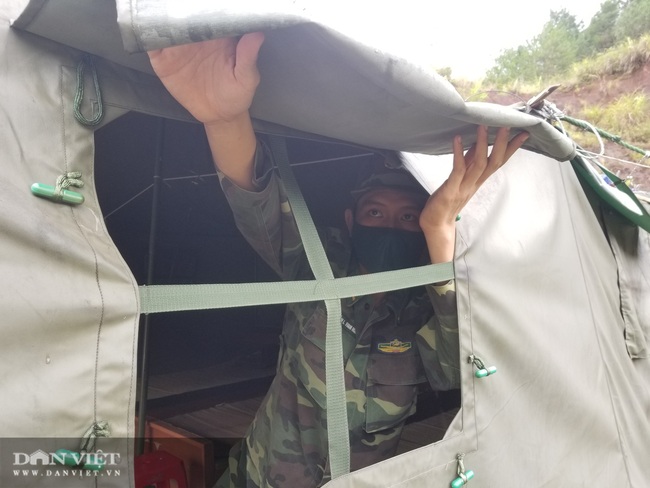 Lạng Sơn: Biên phòng &quot;hứng mưa, đội nắng&quot; ngăn chặn người XNC trên biên giới - Ảnh 2.