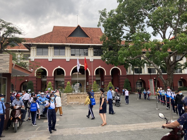Bất chấp lệnh cấm, trường Nguyễn Khuyến vẫn bắt 800 học sinh đến trường giữa mùa Covid-19 - Ảnh 1.