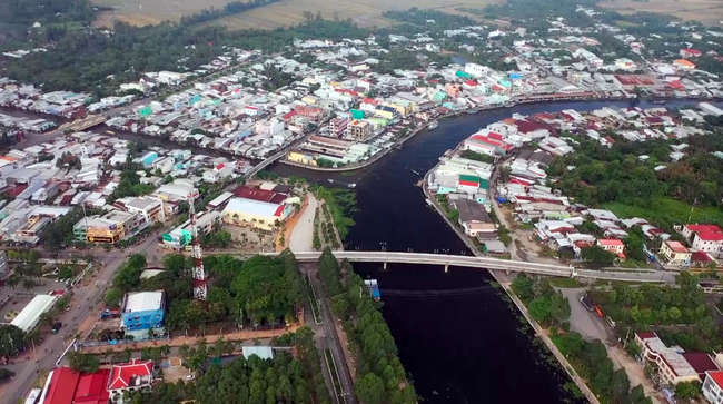 Nước sông ở miền Tây bất ngờ chuyển sang màu đen, nghi do rơm rạ phân huỷ gây nên  - Ảnh 1.