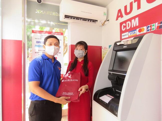 Agribank Phú Yên: Khai trương điểm giao dịch ngân hàng tự động AutoBank CDM - Ảnh 1.
