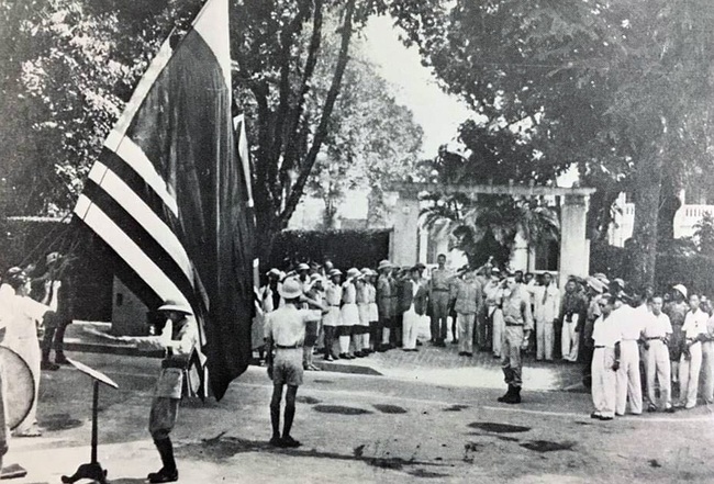 Lễ chào cờ &quot;quốc tế&quot; đầu tiên ở Hà Nội ngay sau Cách mạng tháng Tám - Ảnh 1.