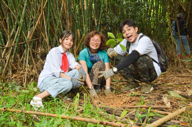 Jun Phạm cùng các em nhỏ trồng 5.000 cây gỗ lớn phục hồi rừng nghèo kiệt - Ảnh 1.