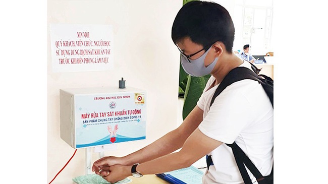 TP.HCM: 100 máy rửa tay sát khuẩn đến với học sinh ngoại thành - Ảnh 1.