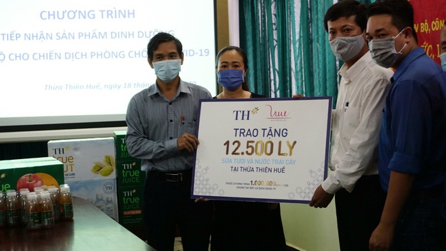 Tập đoàn TH trao tặng 12.500 sản phẩm dinh dưỡng cho ngành y tế TT-Huế - Ảnh 1.